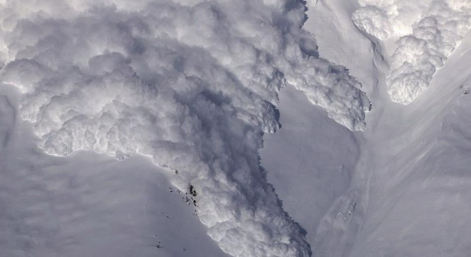 照片显示，积雪以时速80公里的速度狂泻而下，而科学家们就在附近的掩体中观察。