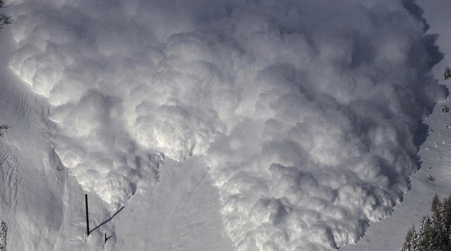 瑞士积雪研究所的科学家日前利用炸药在瑞士西昂附近制造大规模雪崩，以便研究和预测雪崩事件。