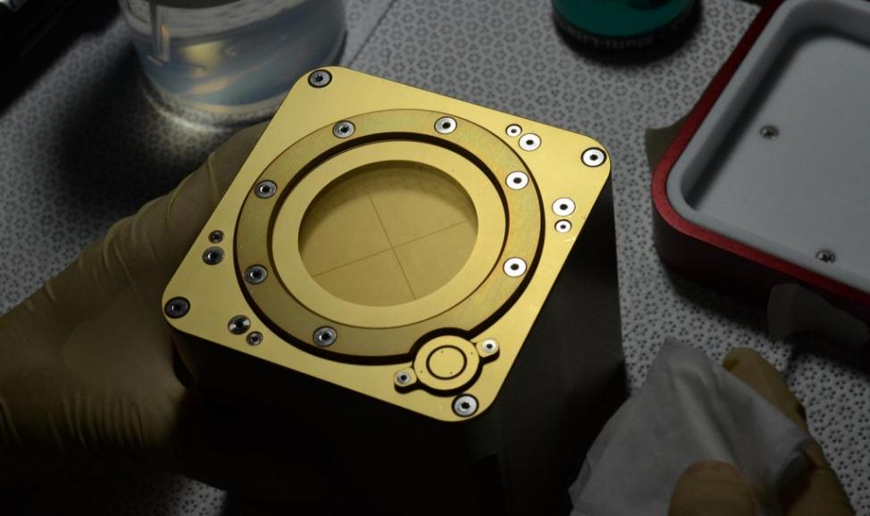 「太空魔方」，体型约10立方公分，重4公斤，是最小的多功能电离层探测仪。全球首创探测器采用「电铸纯金筛网」来筛选正离子，量测更精准。图片来源：台湾“国家实验研究