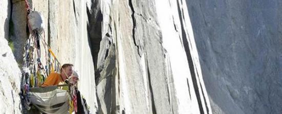 考德威尔与妻子在在3000英尺（约914米）高的垂直悬崖壁上搭帐露营。