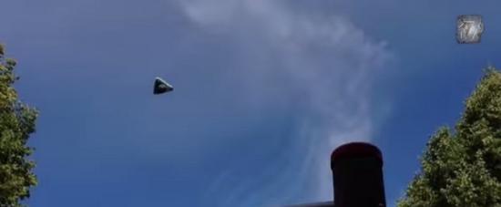 德国卡赛尔市拍到空中一个神秘三角形飞行物