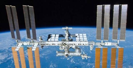 国际空间站供养着由六名宇航员组成的一个机组，这些成员被分成3组。该站在距离地球大约265英里（425公里）的轨道里运行。它的总重量大约是99万磅（45万公斤），