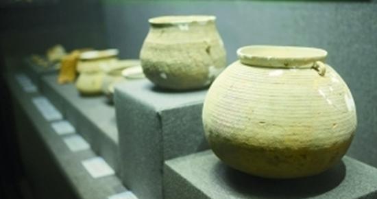 广州考古60年展览于西汉南越王博物馆开幕，现场展出来自来峰岗遗址的陶双耳罐等最新发掘成果。