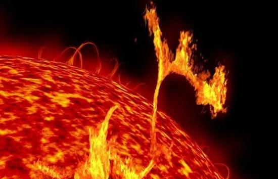 太阳耀斑爆发可向周围空间释放强大冲击能量，直接对准地球的能量释放可严重干扰通信、电力的正常运行
