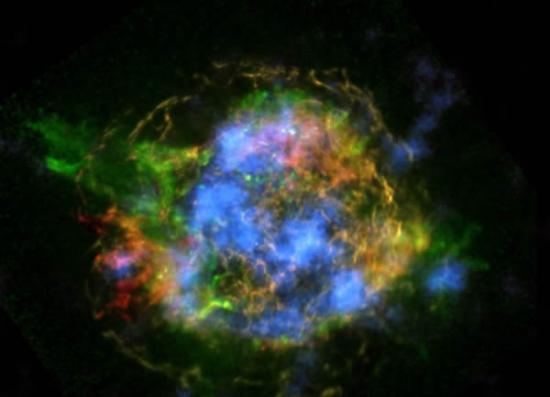 第一张超新星残余物的放射性地图。蓝色展示了利用美国宇航局NuSTAR太空天文台观测到的高能量X射线的放射性物质。