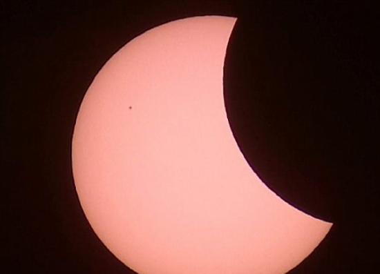 有在普利茅夫的民众上载日食奇景