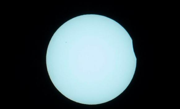 英国爱丁堡民众上载日食图片