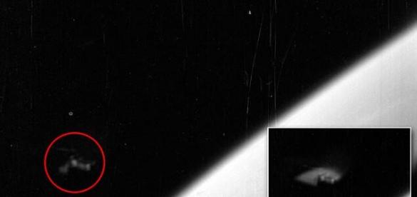 这张55年前拍摄的一张太空照片中模糊地存在着“外星飞船”