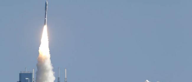 美国“宇宙神-5”火箭从卡纳维拉尔角发射升空