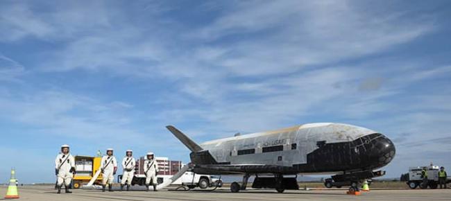 美军X-37B无人试验机首度搭乘SpaceX的猎鹰9号火箭上太空