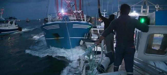 法国和英国渔民在英吉利海峡渔场争夺扇贝发生冲突的视频