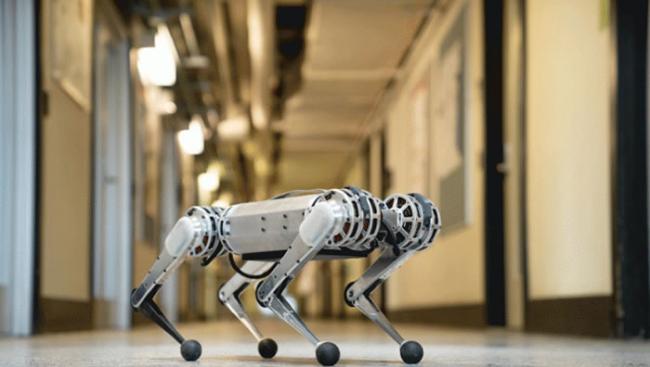 美国麻省理工大学的工程师发明会后空翻的小型猎豹机器人