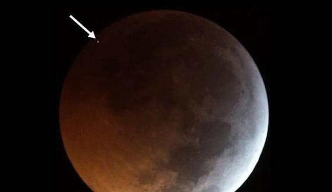 天文学家首次拍摄到月全食期间一块陨石坠落在月球上