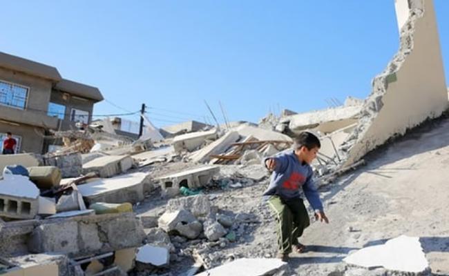 伊拉克早前发生大地震后，有小孩在瓦砾上玩耍。（资料图片）