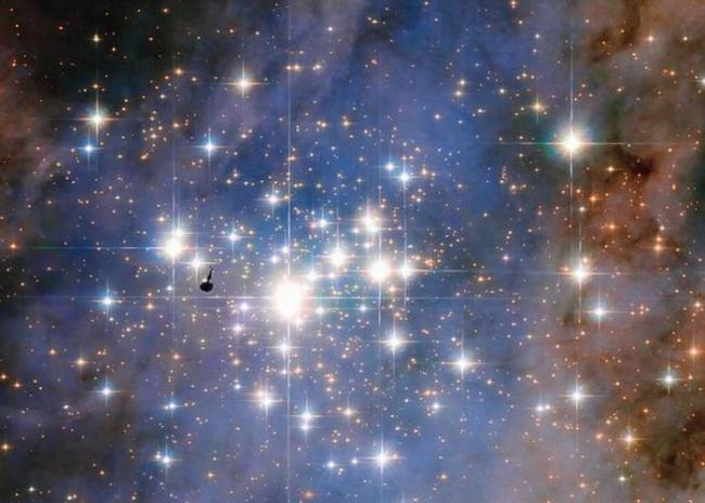 如图所示，这是哈勃太空望远镜拍摄的银河系最明亮星团――特朗普勒14星团，距离地球大约8000光年。