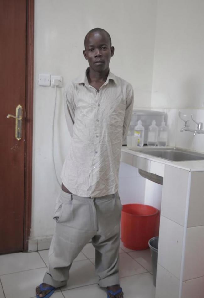 肯尼亚男子罹患怪病 睾丸是一般人的10倍大