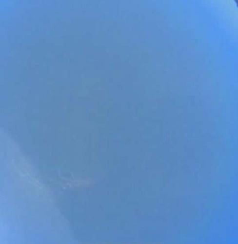 着陆最后的5分钟，我们可以通过飞船上的摄像机拍摄到地球上的蓝天，但此时距离降落伞打开还有一段时间，飞船仍然通过气动效应达到减速的目的。