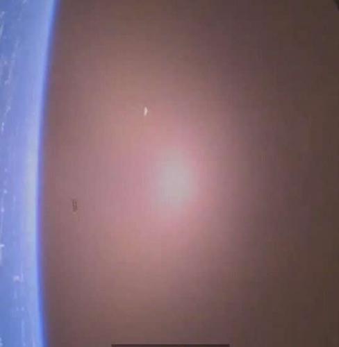 图中显示的为“猎户座”宇宙飞船降落前10分钟的情景
