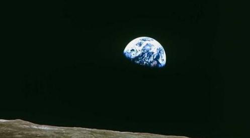 这是阿波罗航天员拍摄的地球从月球的地平线上升起的照片。太空中那蔚蓝色的星球是如此与众不同，如此生机勃勃，如此弥足珍贵