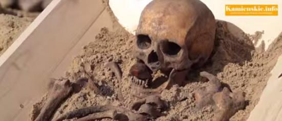 考古学家发现遗骸舌头被割、口中还含有一块石头，怀疑和「吸血鬼葬礼」有关。
