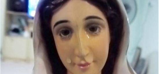 马来西亚天主教家庭圣母玛丽亚雕像神奇落泪 百人排队争睹