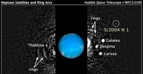 这张哈勃空间望远镜拍摄的合成图像展示了这颗新发现卫星的位置，其编号为S/2004 N 1。这张黑白照片是在2009年由哈勃空间望远镜广角相机3号拍摄的。中间的海