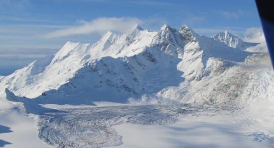 美国阿拉斯加州发生世界上最大的自然山体滑坡