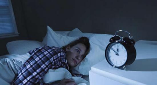 瑞典研究人员发现，一晚上不睡觉可能改变控制人体细胞生物钟的基因。扰乱生物钟可能影响从体温变化、食欲到大脑活动等每件事。