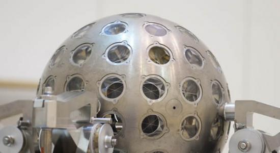 这颗“镜球”由钨制成，表面覆盖有92面小镜子，用来反射地面上照射的激光。