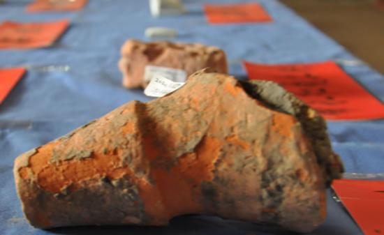 发掘出泥质红陶器
