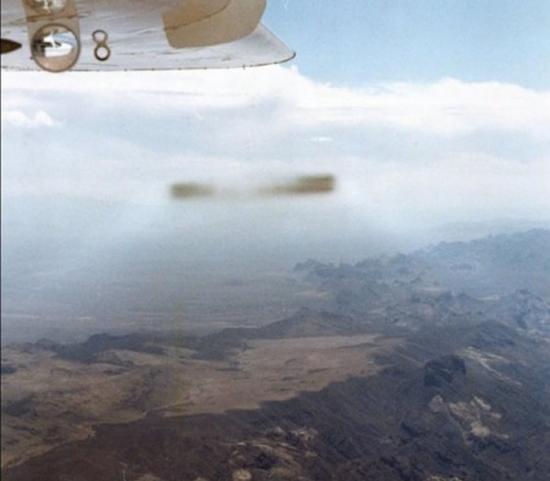 1985年，两名英国飞行员在美国上空遭遇UFO「逼机」，匆忙拿出相机拍下这个不明物体。