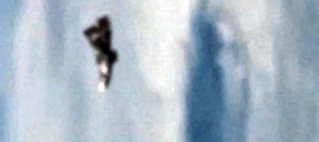国际空间站外部相机拍摄到附近漂浮着一个疑是UFO的神秘物体
