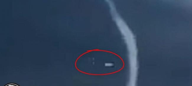 阿尔及利亚UFO在半空云层出现 不久海面便出现水龙卷