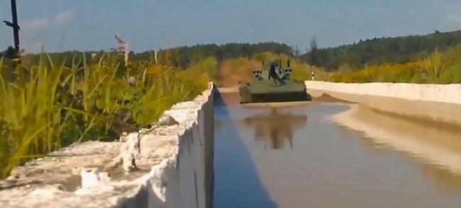 俄军研发无人坦克The Vikhr 穿过水陆两路如遥控车