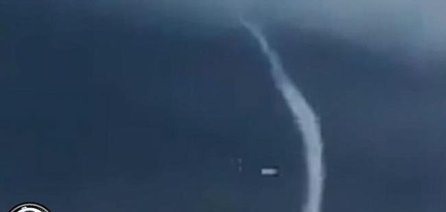 阿尔及利亚UFO在半空云层出现 不久海面便出现水龙卷