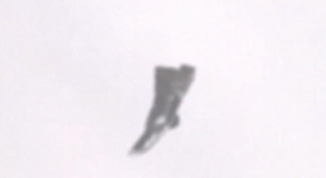国际空间站外部相机拍摄到附近漂浮着一个疑是UFO的神秘物体