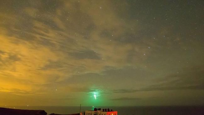 其他摄影师也在英国的北约克郡看到了流星雨爆发时产生的绿色火球