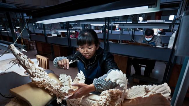 象牙雕刻在中国有着悠久的历史，但政府准备在2017年底之前禁止国内的象牙交易。 PHOTOGRAPH BY BRENT STIRTON, GETTY/NATIO