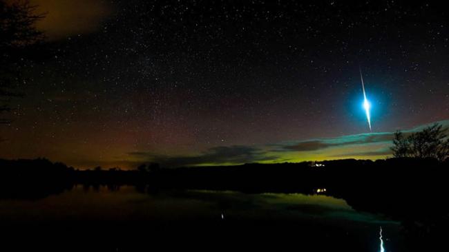 摄影师在英国阿伯丁郡湖泊上空拍到史上最壮观的金牛座流星雨