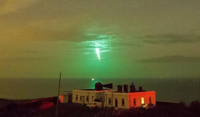 其他摄影师也在英国的北约克郡看到了流星雨爆发时产生的绿色火球