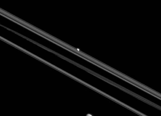 卡西尼探测器最新拍摄到土星两颗卫星，图中远处是土卫一，近处是土卫十七。