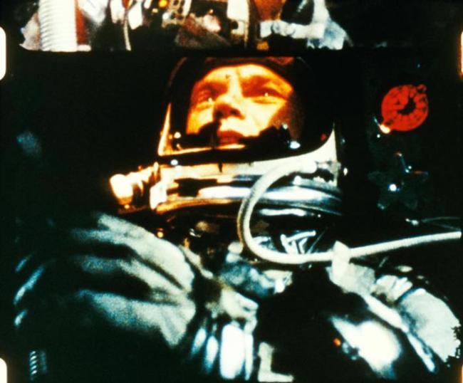 1962年葛伦在轨道飞行，以接近每秒八公里的速度在外太空绕行地球。除了研究地图，他还用特殊仪器直视太阳。 PHOTOGRAPH COURTESY NASA