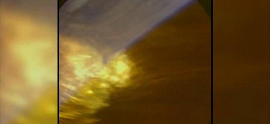 在降落前8分钟左右，“猎户座”宇宙飞船的速度达到每小时3.2万公里，表面温度为2200摄氏度，图中显示了“猎户座”宇宙飞船周围出现大量的等离子体，而飞船也与外界