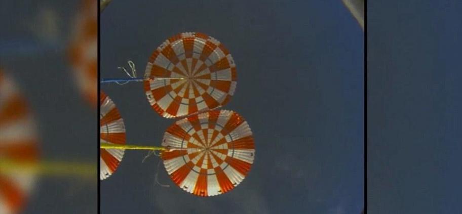 距离溅落最后的3分钟左右，“猎户座”宇宙飞船的降落伞打开，飞船的速度将出现较大的变化，进一步减速后能够满足飞船溅落海面的要求。美国宇航局的人员和美国海军两栖登陆