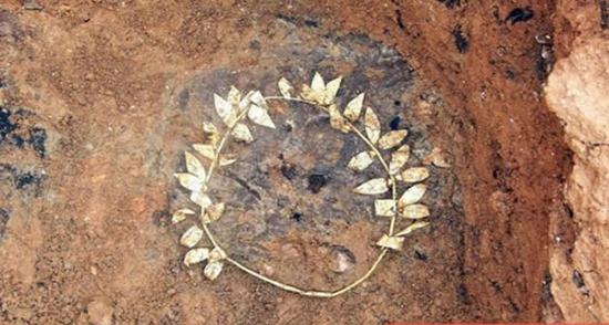 希腊地铁施工时发现2300年前黄金花冠