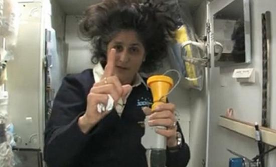 国际空间站前指令长苏妮・威廉姆斯讲解用于小便的装置