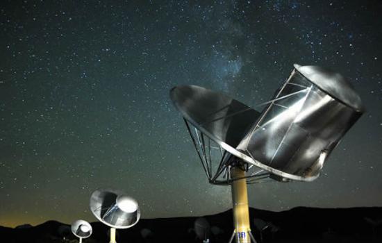 这张艾伦望远镜阵列的图片由SETI协会的天文学家赛思・肖斯塔克拍摄。SETI即“地外智慧生物搜寻”，该组织利用这些位于加州北部的无线电阵列来搜寻太阳系以外智慧文