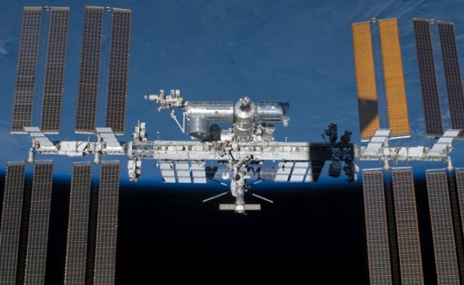 太空船将自动与空间站（图）对接。