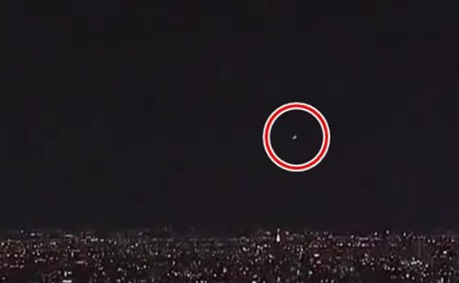 东京晴空塔顶的镜头也拍得火球（红圈）。