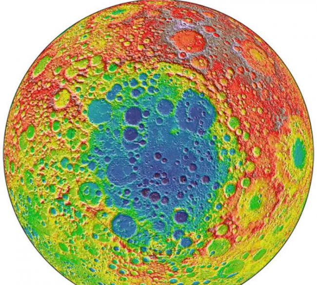 这张影像是由美国航天总署月球勘测轨道飞行器（Lunar Reconnaissance Orbiter）所拍摄。 画面中央的南极－艾特肯盆地是月球上最大的撞击盆地